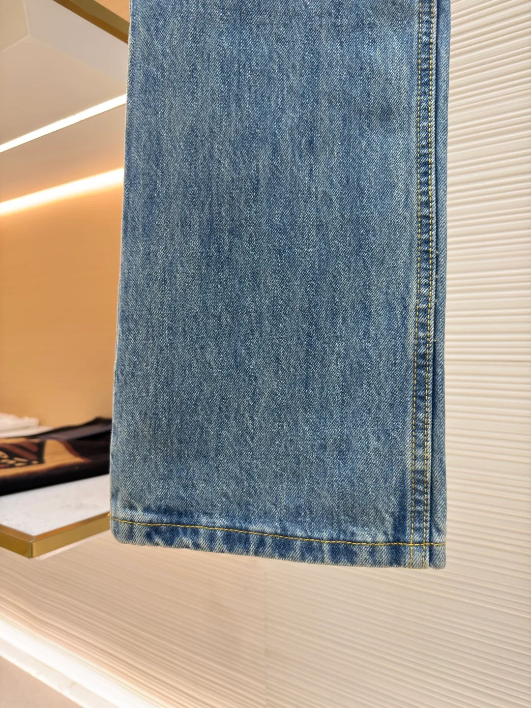 LOUIS VUITTON rope embroidered jeans ●Authentic product: purchased and developed by 13270 ●Item number: 1680836-A95 ●Fabric: denim fabric ●Technology: embroidery production ●Version: fitted version ●Weight: about 635 grams ●Size: S-M-L ●Description: The fabric is made of YB customized denim fabric, with straw rope embroidery design on the chest. The overall alignment is straight and delicate, the fabric is comfortable and soft, and the color is consistent without color difference. It can be matched with the same style to create a fashionable look and control various occasions. Customized accessories, complete with three standards, same style for men and women!